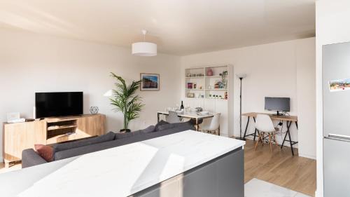 Yves Farge - Le Fleuve Apartment | Family-Friendly Stay at DIFY Bollier - Quartier Gerland