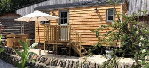 Foolow House | Exceptional Digby's Hut with Hot Tub & Pet-Friendly Options