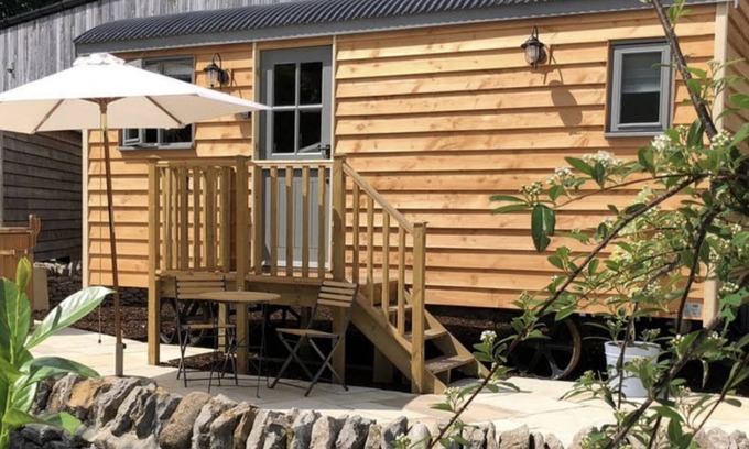 Foolow Cottage | Relax at Digby's Hut with Pet-Friendly Spa Amenities