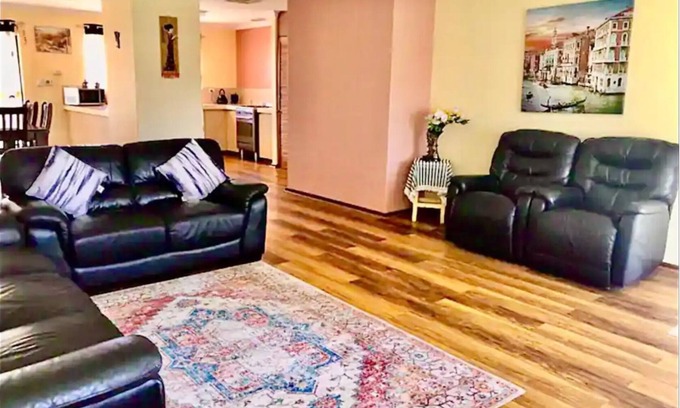 Piccadilly House | Convenient Diggers Dealers Accommodation with Family Amenities