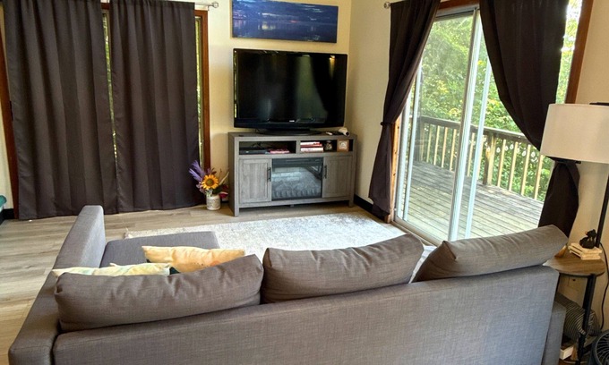 Roach Cabin | Digital Detox Cabin, Wi-Fi hotspot available for add on, Boat Ramp access across the street