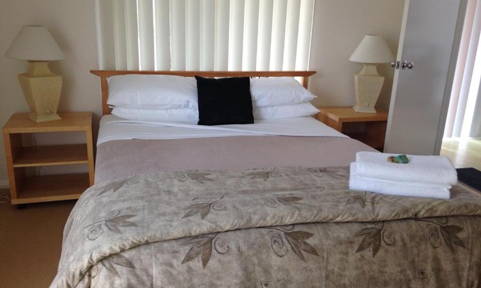 Collingwood Park Apartment | Cozy Dillon 7: Ocean Views & Family-Friendly Amenities