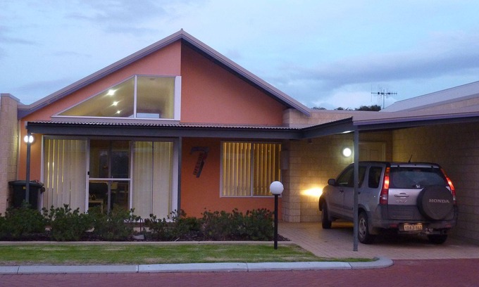 Collingwood Park Apartment | Dillon 7. Beachside apartment