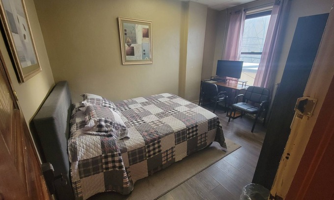 Dillon Hotel | Comfortable Dillon Tap House Bannack Room with Breakfast