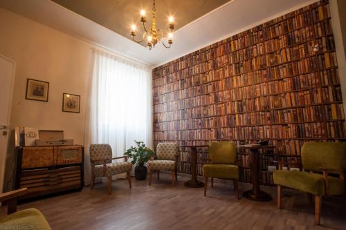 Prato House | Cozy Dimora 16 Rooms & Garden: Family-Friendly Retreat