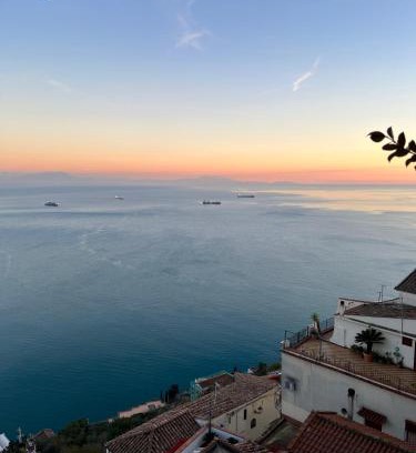 Raito Bed & Breakfast | Cozy Stay at Dimora Carlo III with Breakfast & Pet-Friendly