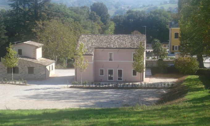 San Severino Marche Bed & Breakfast | Villa Collio Relais: Family-Friendly with Hot Tub Access