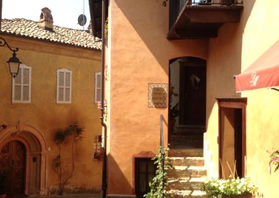 Monforte d'Alba House | Experience Dimora I Manichei: 4-Star Stay with Pool & Hot Tub