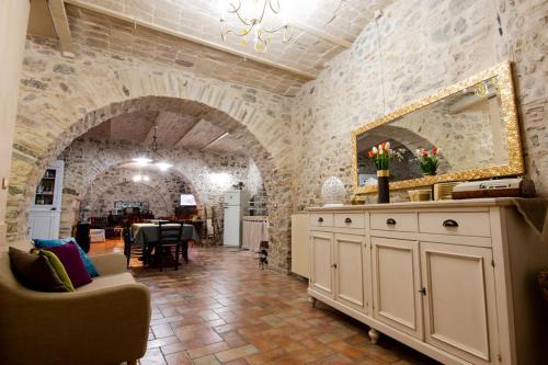Rocca Imperiale House | Elegant Dimora Pietrantica with Kitchen Amenities, Rated 9.1