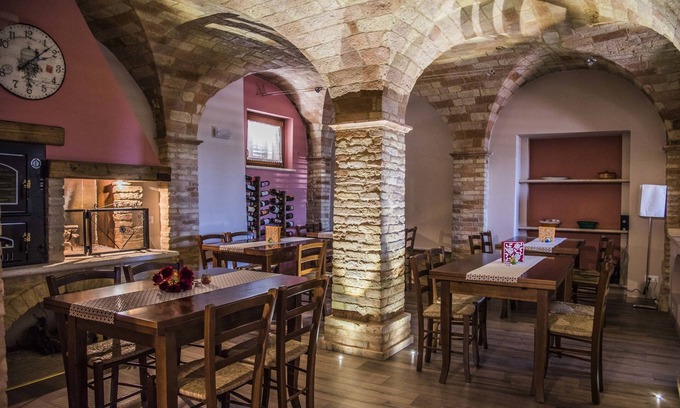 Offida Bed & Breakfast | Elegant Dimora Rosso Piceno: Pool, Breakfast & Family Fun