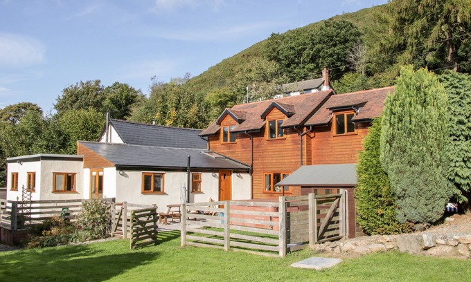 Pontesbury Cottage | Cozy Dingle Cottage: Pet-Friendly Retreat with Hot Tub