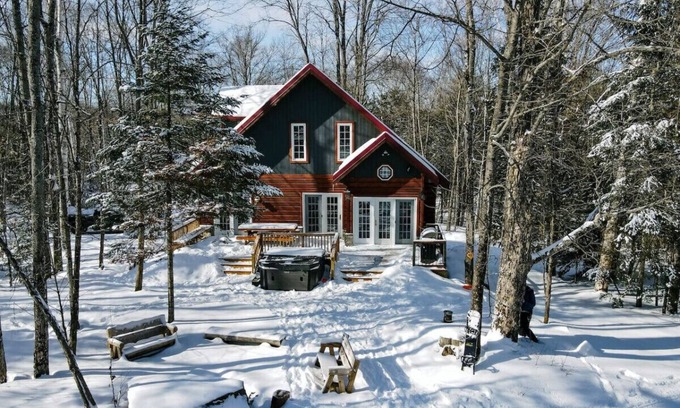 Eagle Lake Ski Chalet | Experience Dingle Run Lodge: Ski-in Access & Relaxing Hot Tub