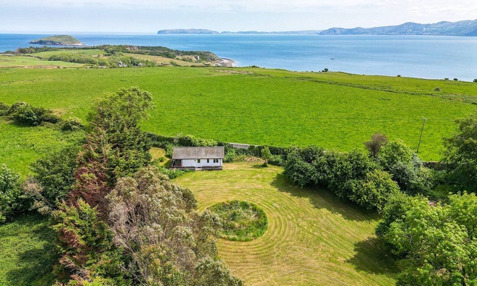 Penmon Cottage | Pet-Friendly Dinmor Chalet: Oceanfront Getaway for 4