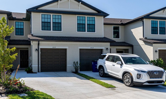 River Hall House | Experience Fort Myers in This Fully Furnished Townhome