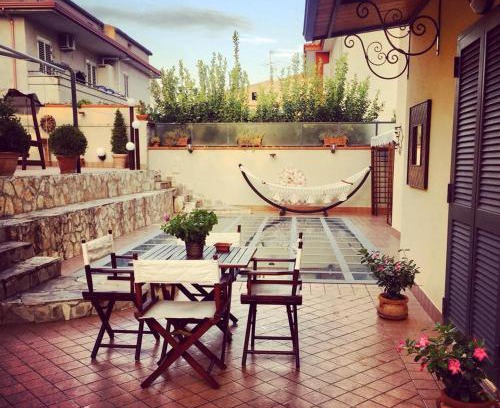 Casapulla Bed & Breakfast | Family-Friendly Retreat at Dino's B&B with Pool Access
