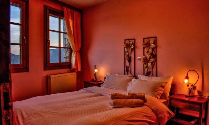 Arachova House | Inviting Dio Studios: Pet-Friendly with Breakfast Included