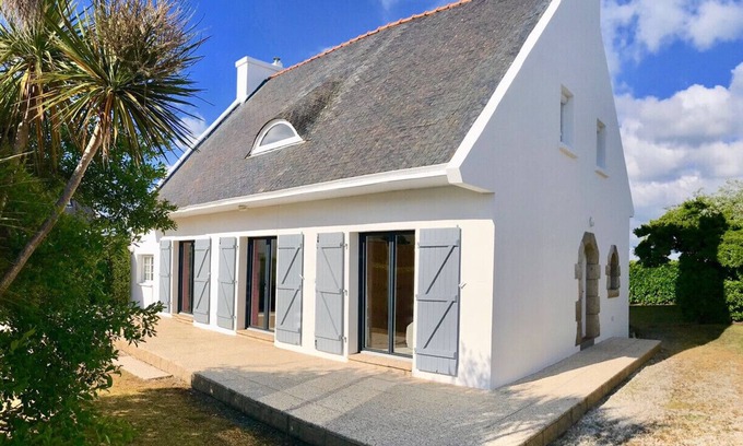 Loctudy Ski Chalet | Beachfront House for 11 with Ocean View & Breakfast