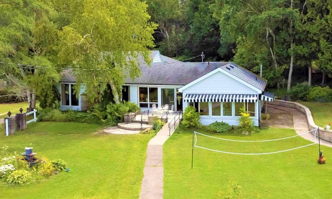 South Bruce Peninsula House | Retro Cottage Getaway with Ocean Views and Pet-Friendly Vibes