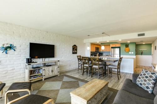Port Aransas Apartment | Beachfront Port Aransas Condo with Pool and Ocean Views
