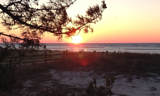 Villas House | Direct Beach Front Home with Bay Views & 9.8/10 Guest Rating