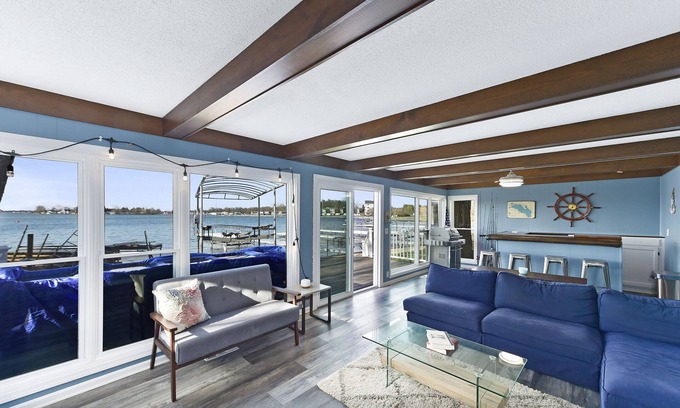 Syracuse House | Direct Lake View Hotel with Tritoon Boat Rentals & Spa