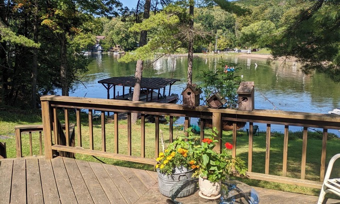 Putnam Station Cottage | Cozy Lakefront Cottage with Fireplace & Pet-Friendly Options