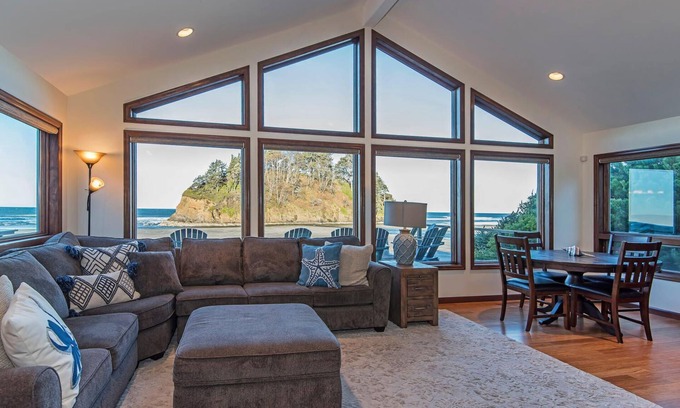Neskowin House | Oceanfront Retreat: 7-BDRM with Hot Tub & Beach Access