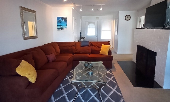 Hull Condo | Direct ocean view 4-bed 2 bath in fabulous Hull with AC,WiFi deck walk to beach