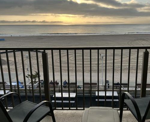 Ocean City Apartment | Oceanfront Retreat with Pool & Kitchen - Boardwalk Room 402