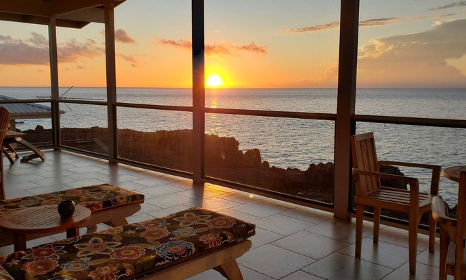 Captain Cook House | Oceanfront Escape: Custom Polynesian Design & Whale Watching