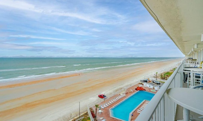 Lenox Park Apartment | Oceanfront Escape at Harbour Beach Resort 812