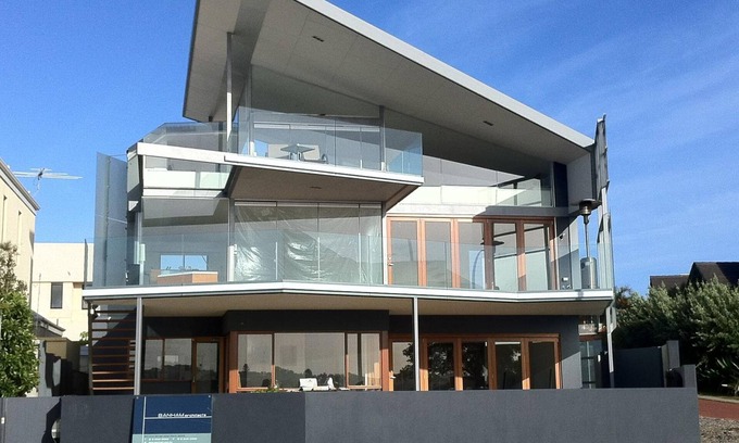 North Fremantle Villa | Riverside Architectural Villa: 3 Min Walk to Beach & Spa