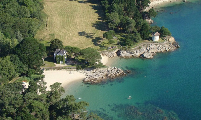 Fouesnant Villa | Beachfront Bliss in Fouesnant Beg-Meil - Guest Rated 10/10