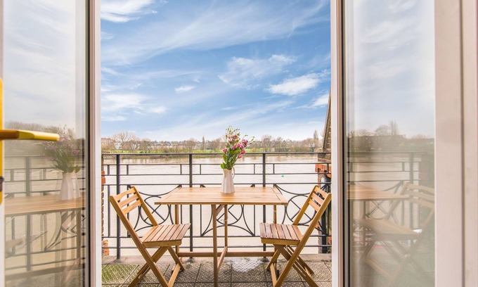 Hammersmith Apartment | Idyllic River Views Just 15 Mins from Central London