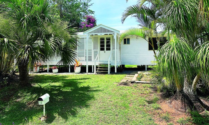 Brisbane Waterfront Cottage | Direct Waterfront Retreat with Family-Friendly Amenities