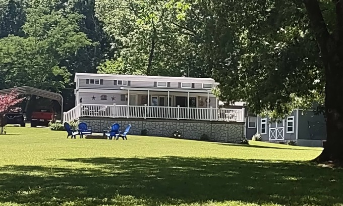 Cadiz Cottage | Reserve Your Summer Retreat at Cozy Lake House on Barkley