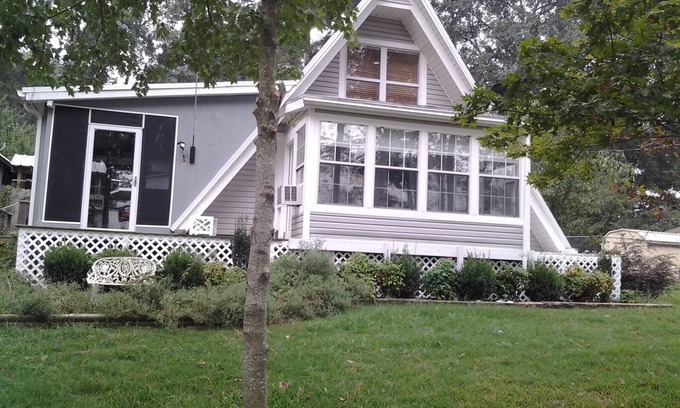 Alleene House | Picturesque Lakefront Stay at Jack's Isle, Millwood Lake