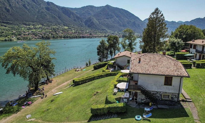 Idro Apartment | Relaxing Lakeside Retreat with Terrace and Breakfast