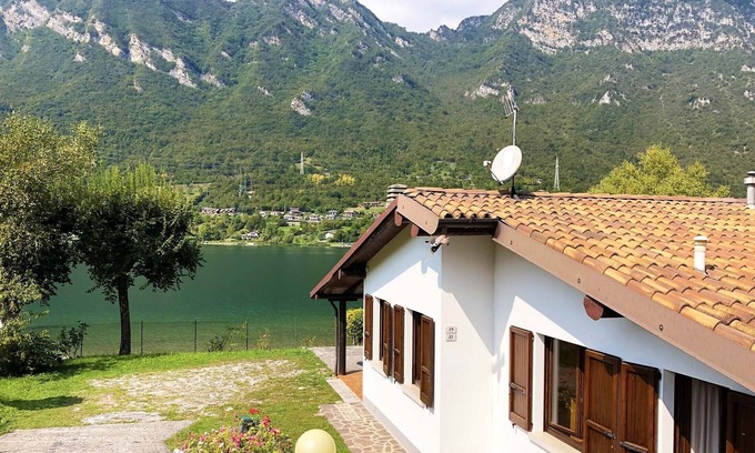 Idro Apartment | Picturesque Lakefront Retreat with Pool and Ocean Views