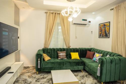 Ikotun Apartment | Discover a Cozy 8-Bedroom Lakeside Retreat with Free WiFi
