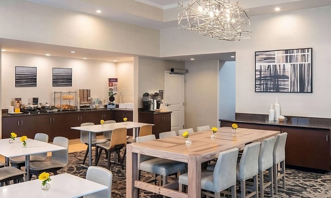 Brentwood Hotel | Explore Brentwood-Nashville: Pet-Friendly 2BR Suites & Breakfast