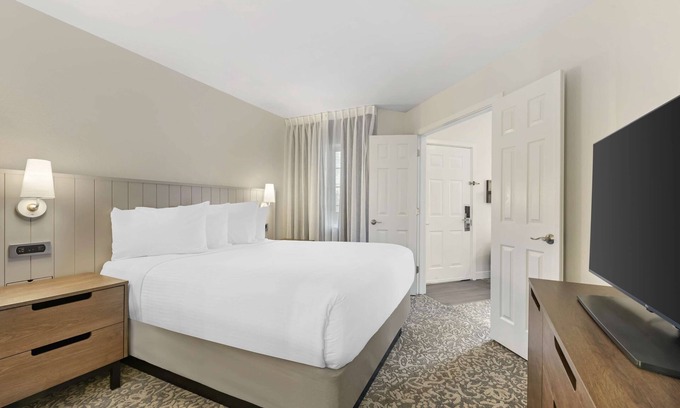 Herndon Apartment | Experience Comfort at Herndon's All-Suite Airport Hotel