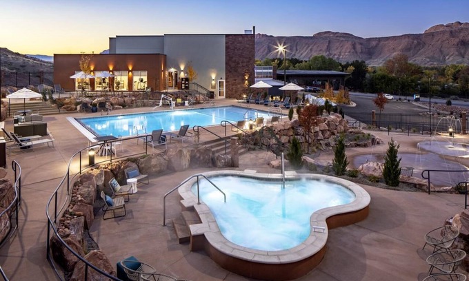 Moab Hotel | Discover the Exceptional Close to Valley Shopping, Free Parking!