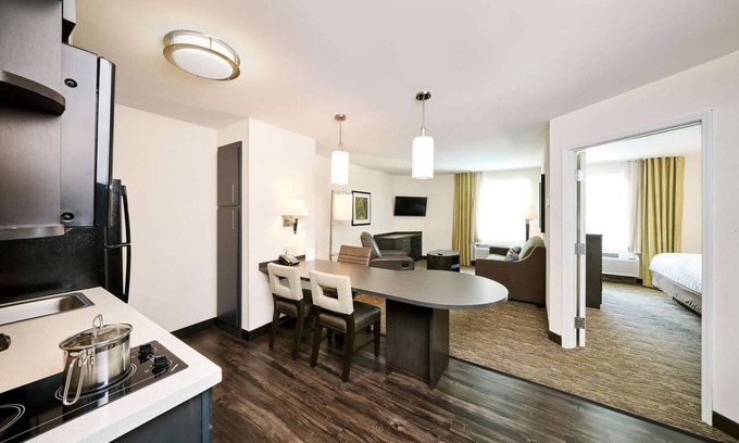East Congress Hotel | Discover the Texas State Capitol from Prime Location w/Self Parking & Breakfast