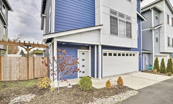 Monroe Villa | Explore Monroe WA: Modern Retreat with Private Yard & Views