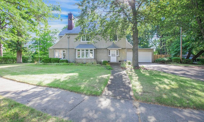 Keller Park House | Discover The Grand Dame: A Cozy Retreat in South Bend