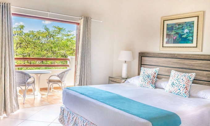 Maynards Hotel | Relaxing Units by Cove Bay - Ideal for Family Getaways!