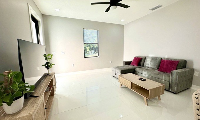 Rural Estates House | Unwind at Your Perfect Paradise Retreat in Naples