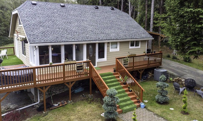 Carrolls House | Tranquil Cottage Retreat with Lake View and Spa Amenities