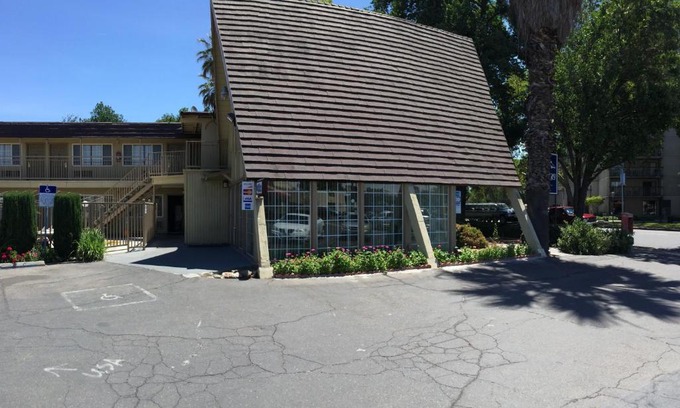 Modesto Hotel | Budget-Friendly Discovery Inn with Family Amenities